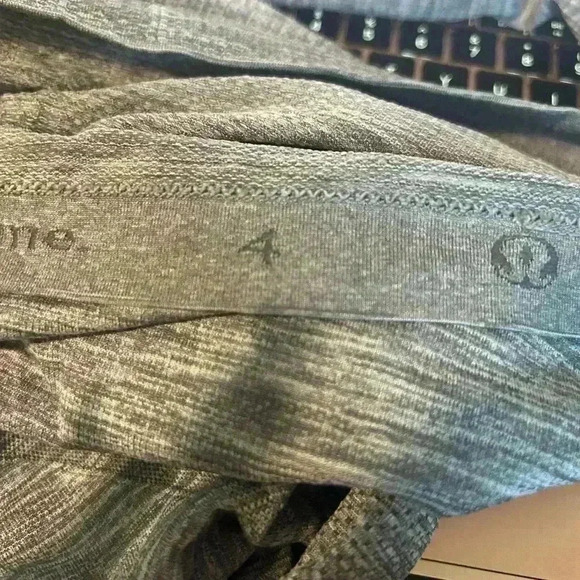 Lululemon Swiftly Shirt Womens 4 Gray Long Sleeve Thumb Holes Crew Neck - Picture 3 of 3
